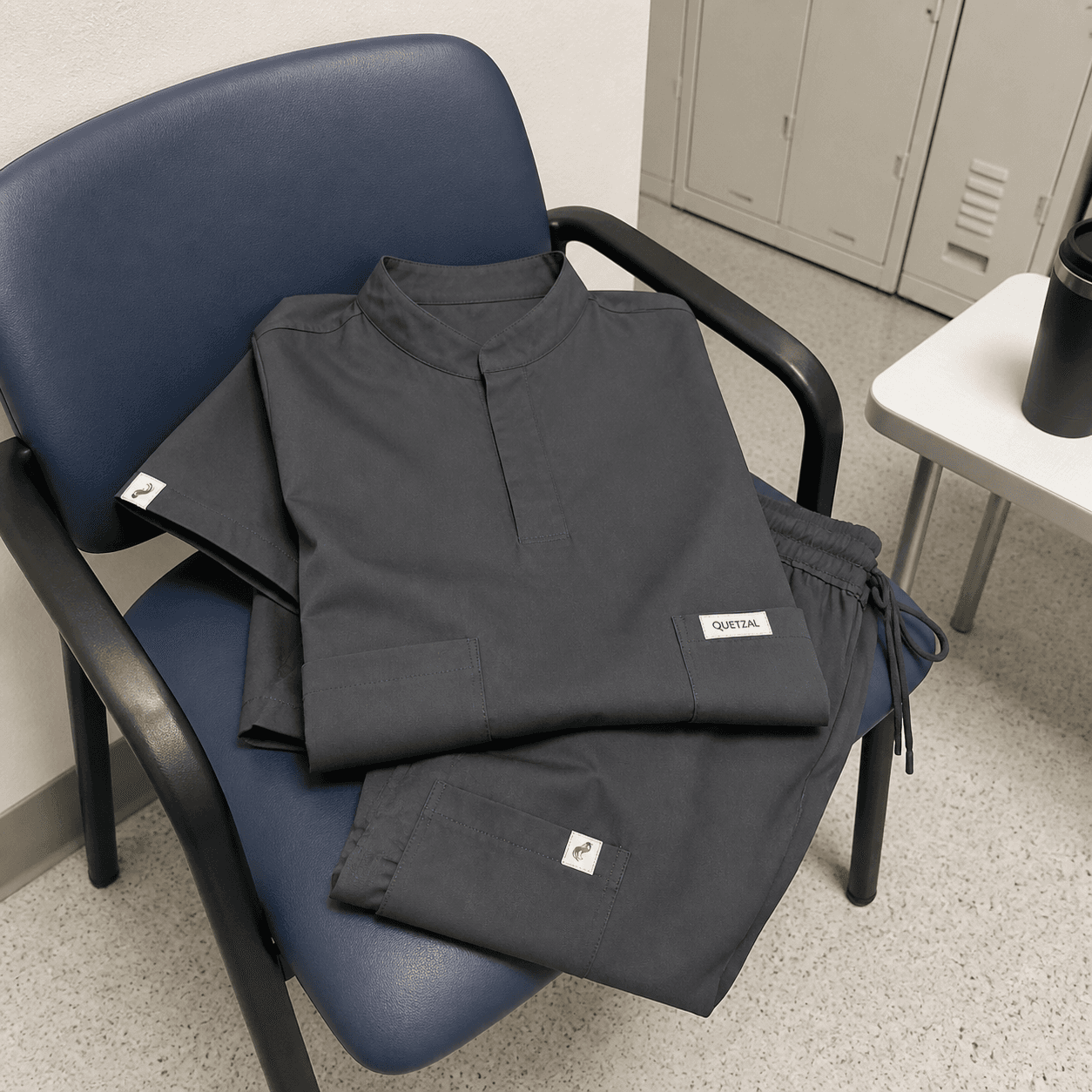 Ensemble QUETZAL anthracite disposé dans un espace médical