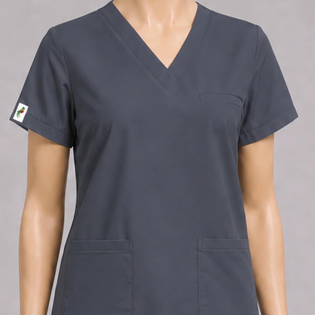 Détail de l’encolure V et de la poche poitrine femme
